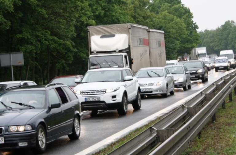 Pracują na poboczach, są utrudnienia