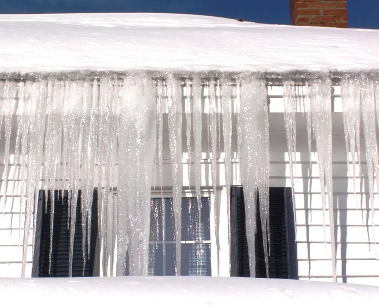 Spadają ludziom na głowy