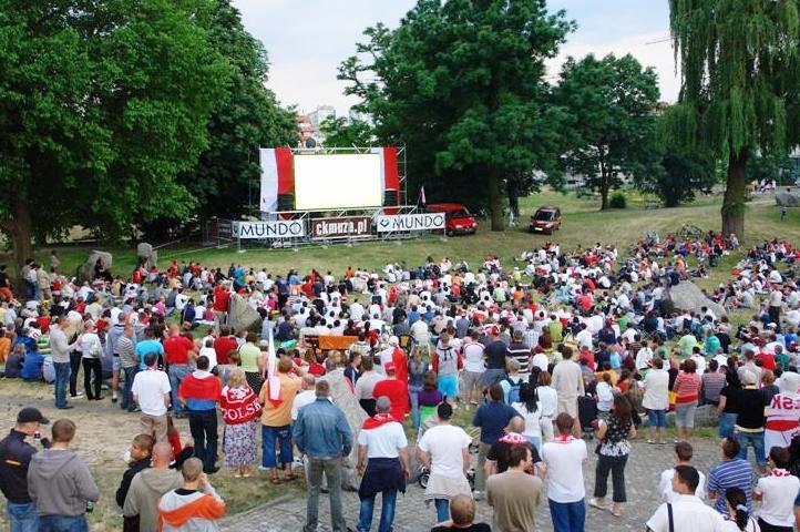 Futbolowa gorączka pod gołym niebem