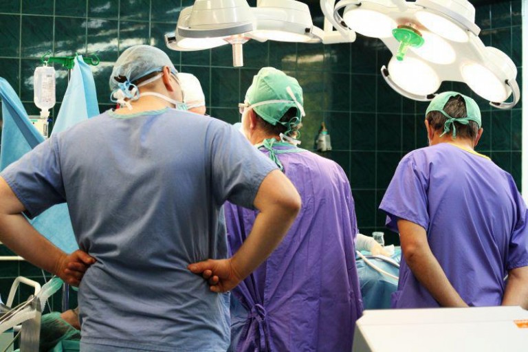 Zostawili gazę w brzuchu pacjentki