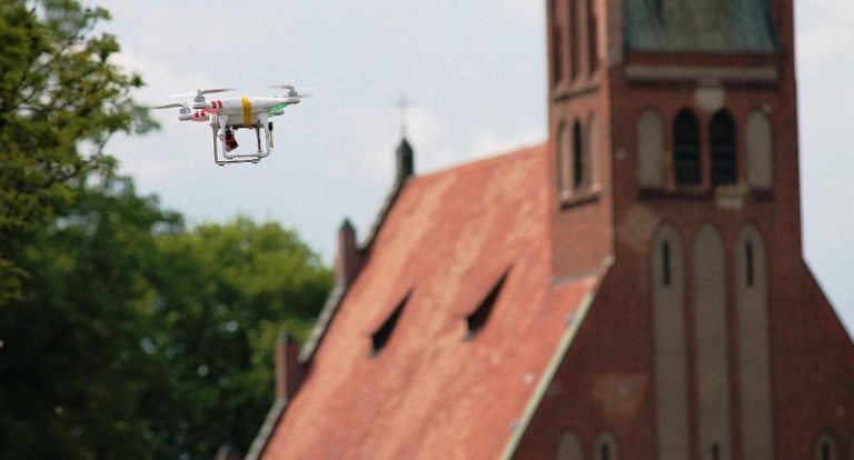 Chcą zrobić biznes na dronach