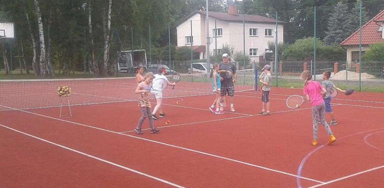 Uczą się grać w tenisa