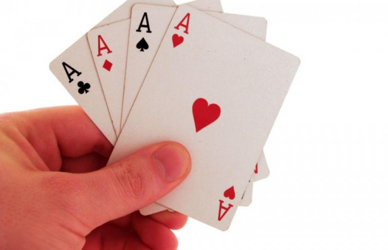 Złamali szczękę, bo oszukiwał w kartach