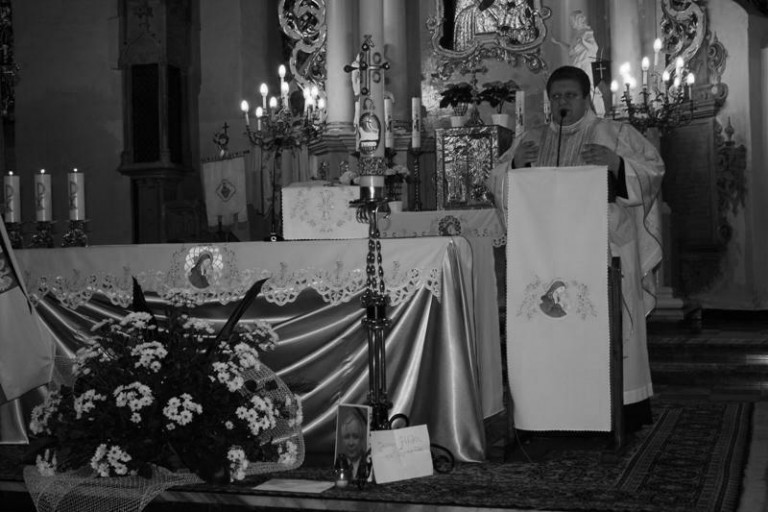 Msza żałobna w dużym kościele