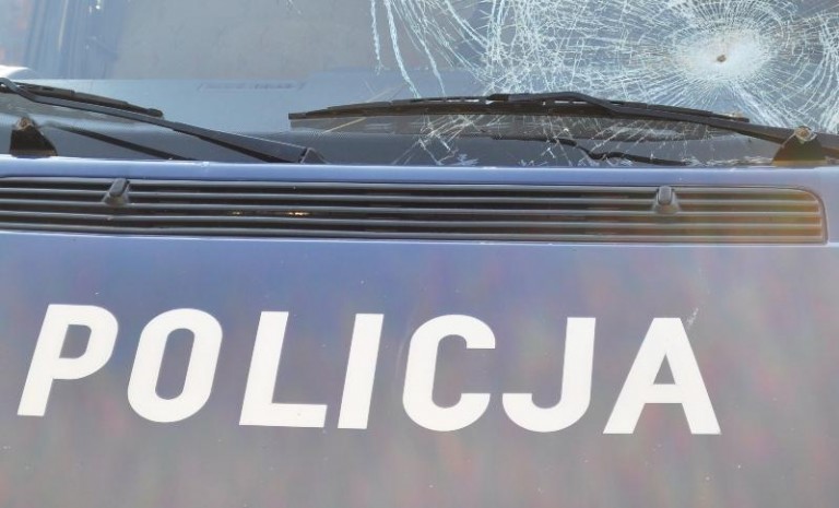 Po pijaku zaatakowali radiowóz
