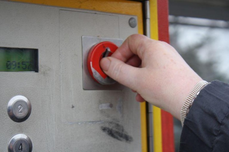 Rzucił się na biletomat