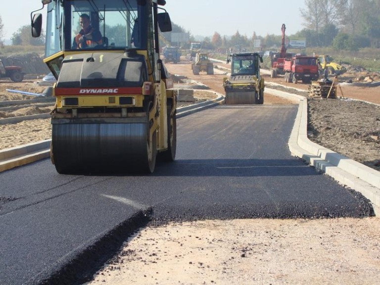 Kładą asfalt na wyprostowanej Chocianowskiej