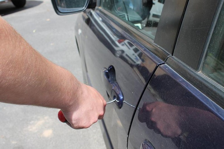 Okradł, zniszczył BMW, wyzywał policjantów