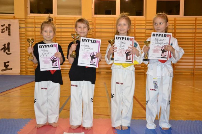 Mali wojownicy na macie