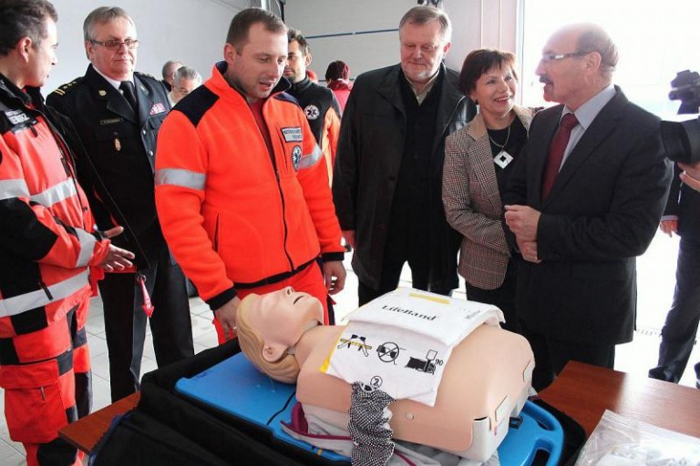 Nowa karetka i sprzęt dla pogotowia