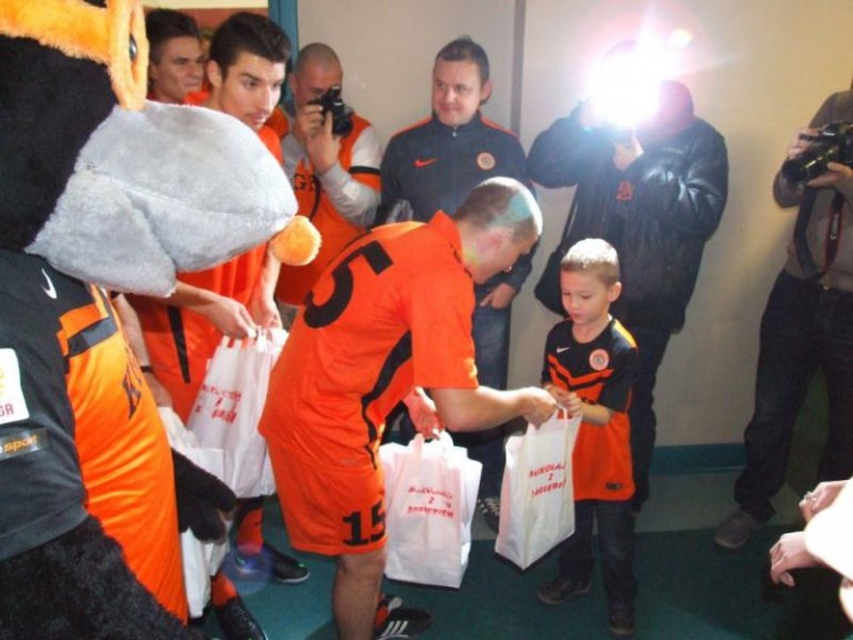 Kibice i piłkarze dzieciom