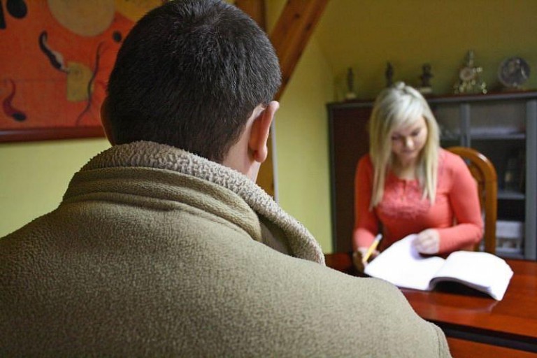 Dla żartu uderzyła pracownika