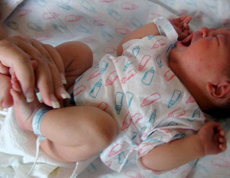 грудничок постоянно тужится. сероглазый ребёнок 4 месяца. младенческие колики. новорожденный ребенок тужится. грудничок тужится и кряхтит.