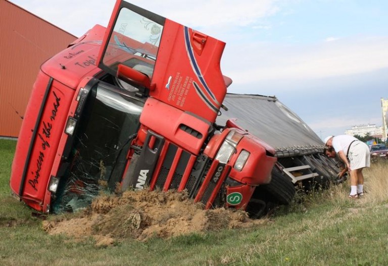 Przysnął i wpadł do rowu (FOTO)