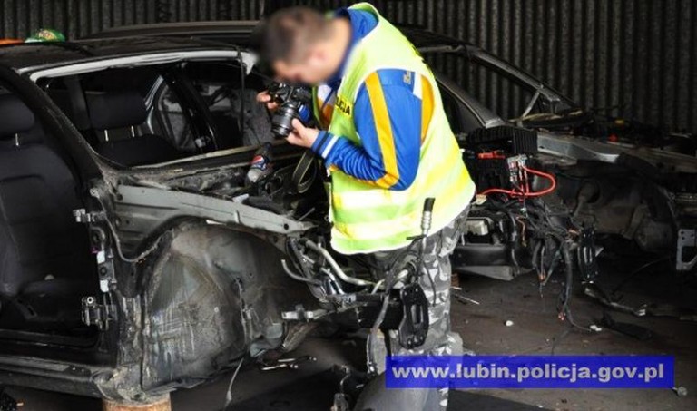 Rozbili dziuplę samochodową