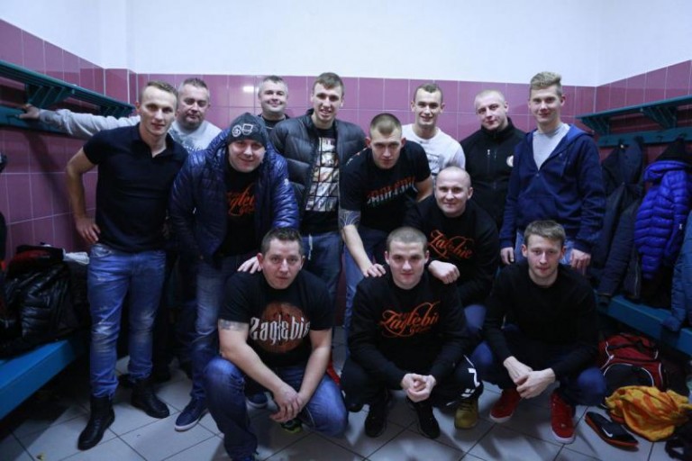 Kibice pomagają