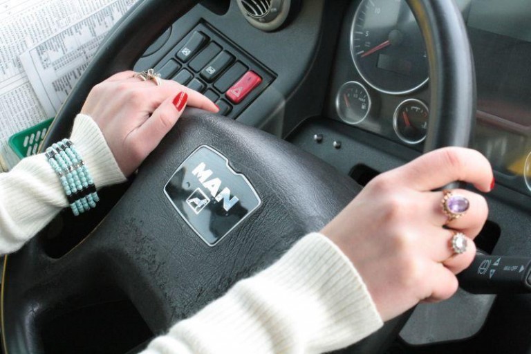 Autobus wjechał w osobówkę