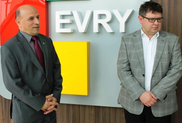 Nowy biurowiec na obrzeżach miasta