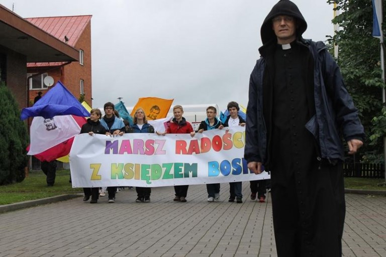 Kolorowy pochód ulicami miasta