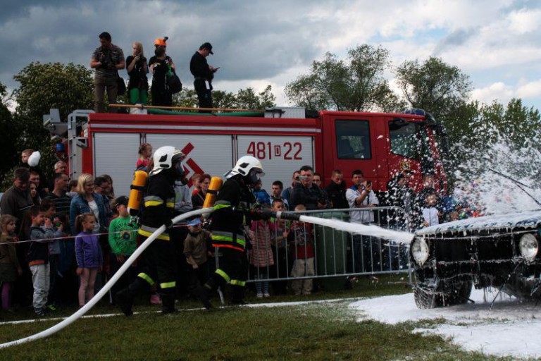 Morze piany i mnóstwo strażaków