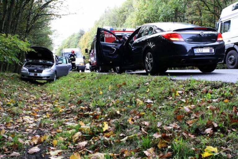 Auta w rowach, utrudnienia na krajowej trójce