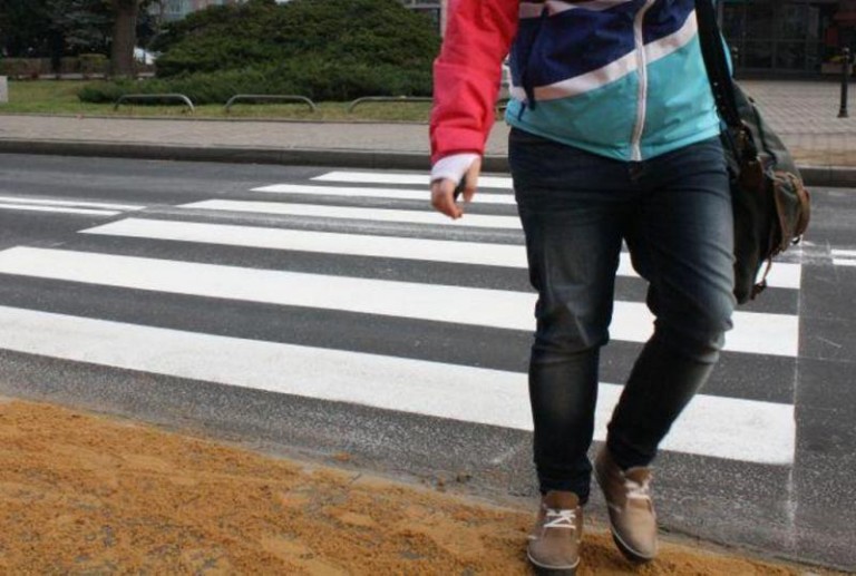 Ominął autobus i potrącił kobietę