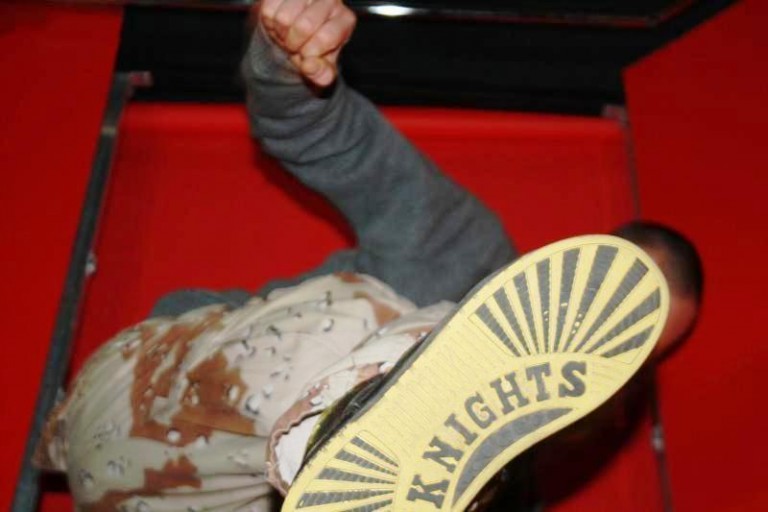 Kopali przechodnia, szarpali policjanta