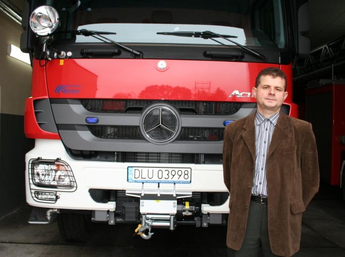 Strażacki mercedes niczym wielbłąd