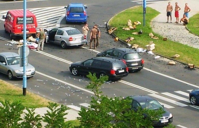 Zgrzytały blachy, fruwały kartony