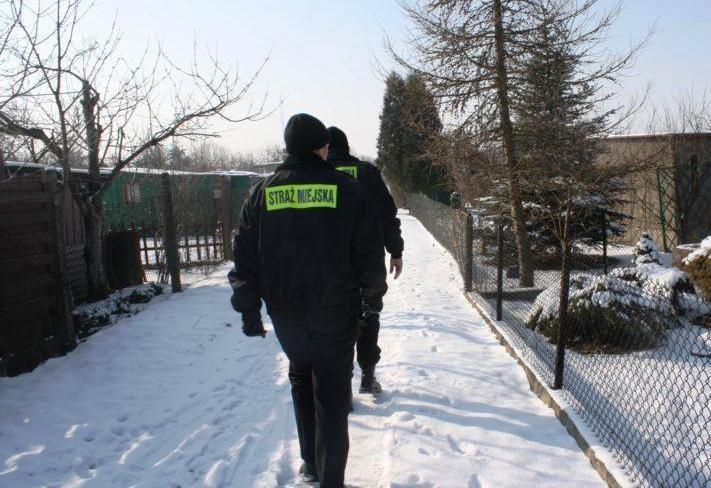 Mundurowi pomagają bezdomnym