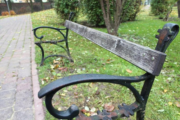 Zniknęły deski z parkowych ławek