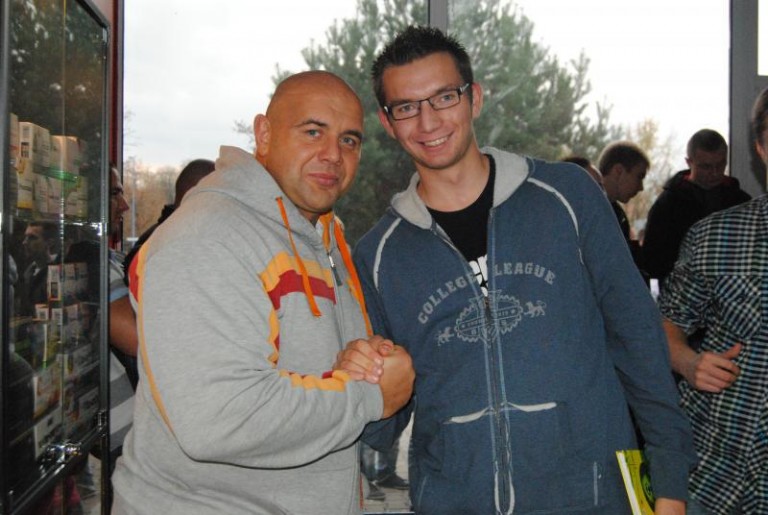 Siłacze przed lubińską halą