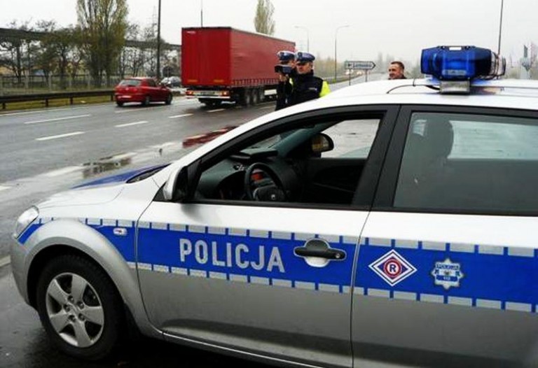 Gnał 160 hm/h autostradą. Pod prąd