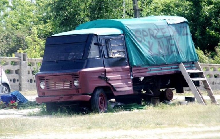 Wraki straszą przed cmentarzem