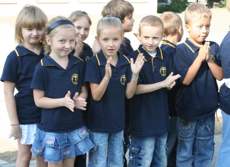 Uczniowie odpoczywają, ich szkoły pięknieją