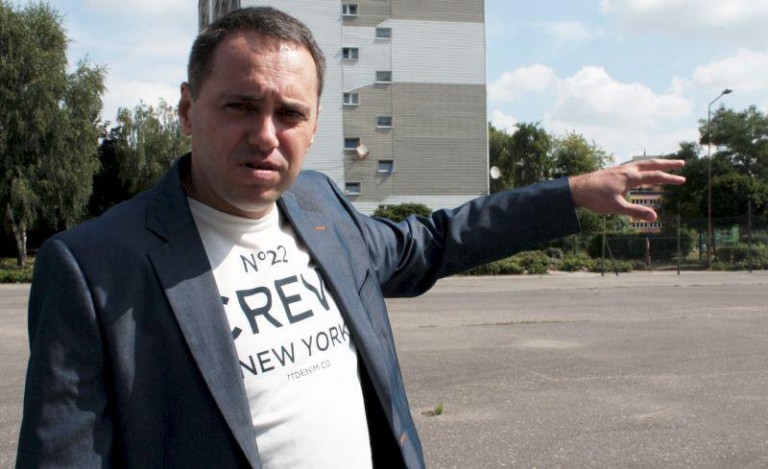 Boisko, fontanna i parking