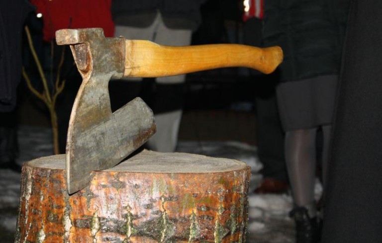 Siekierą otworzyli schronisko