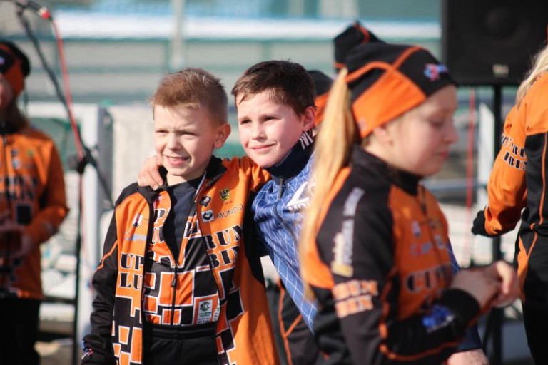 Rywalizacja dzieci na lodzie