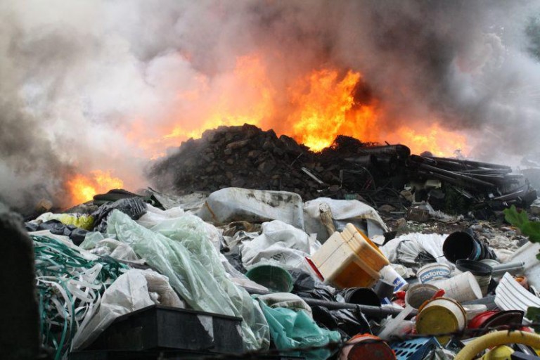 Wielki dym nad Lubinem. Płonie składowisko