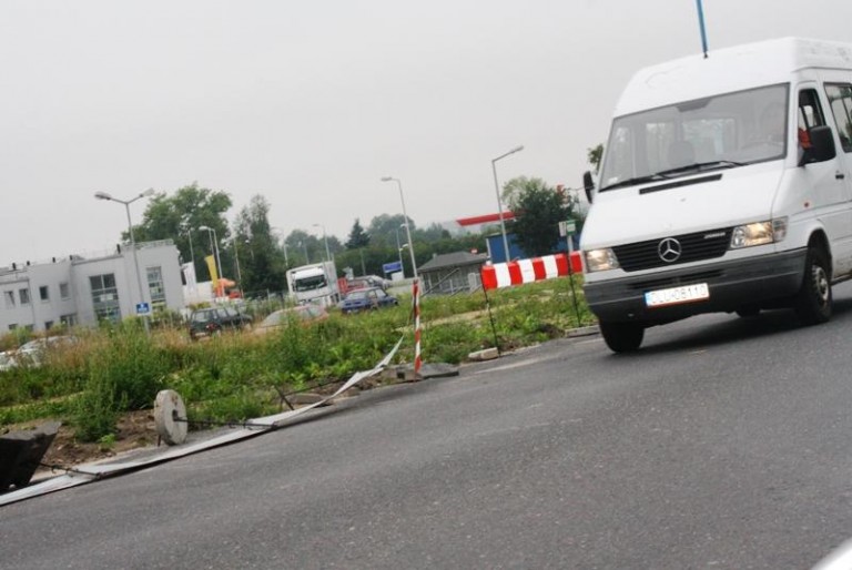 Remontu nie ma, a barierki się walają