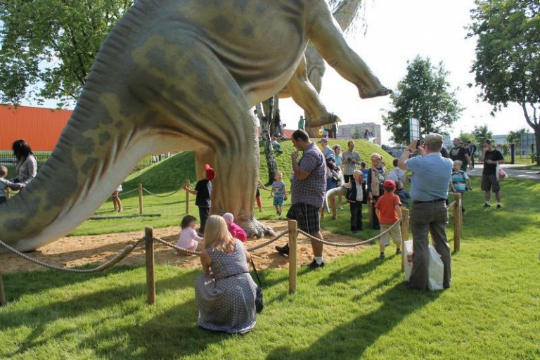 Nie odpuszczą zdjęcia z dinozaurem