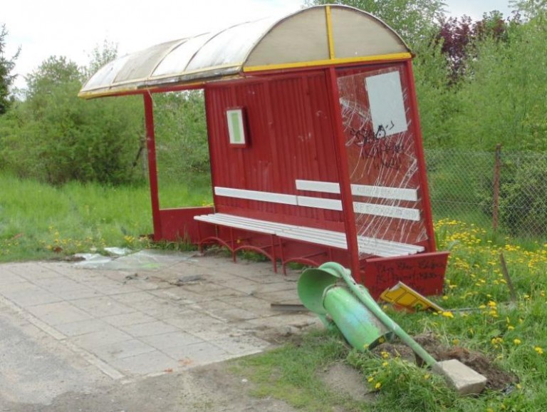 Rozjechał przystanek