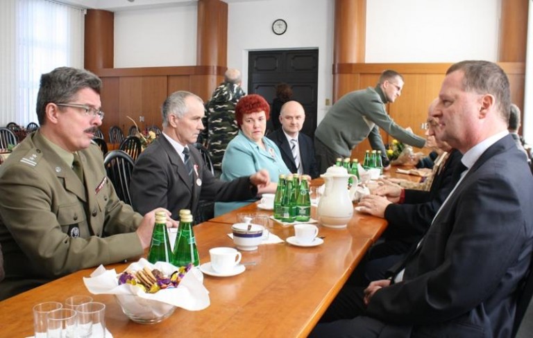 Synowie do wojska, rodzice po medale (FOTO)