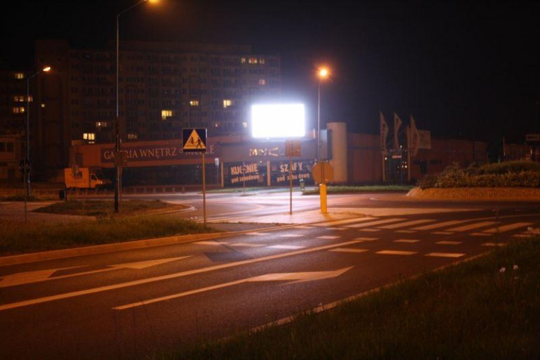 Świeci po oknach