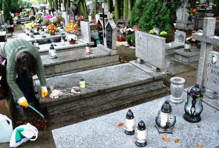 Cmentarne hieny nie śpią