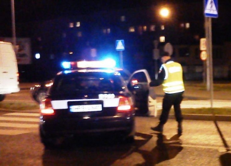 Z kijem na policjanta