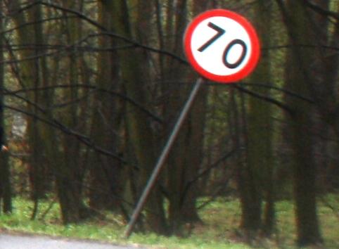 Niszczyli znaki drogowe