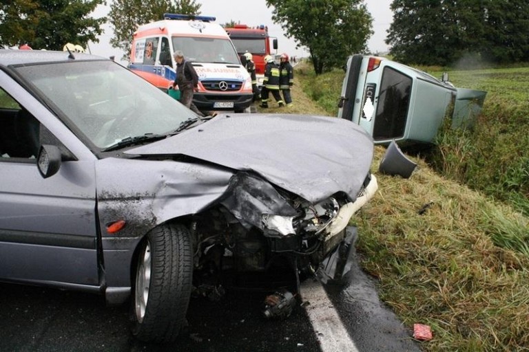 Zderzenie w deszczu, trzy osoby w szpitalu
