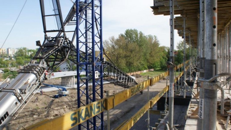 Wielki dźwig na budowie hali