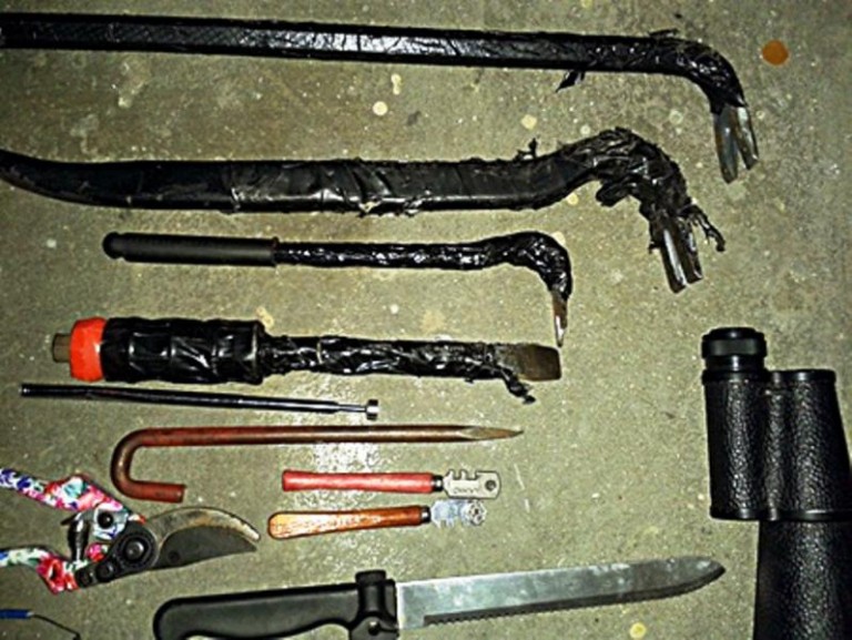 Łomy i kominiarki w bagażniku